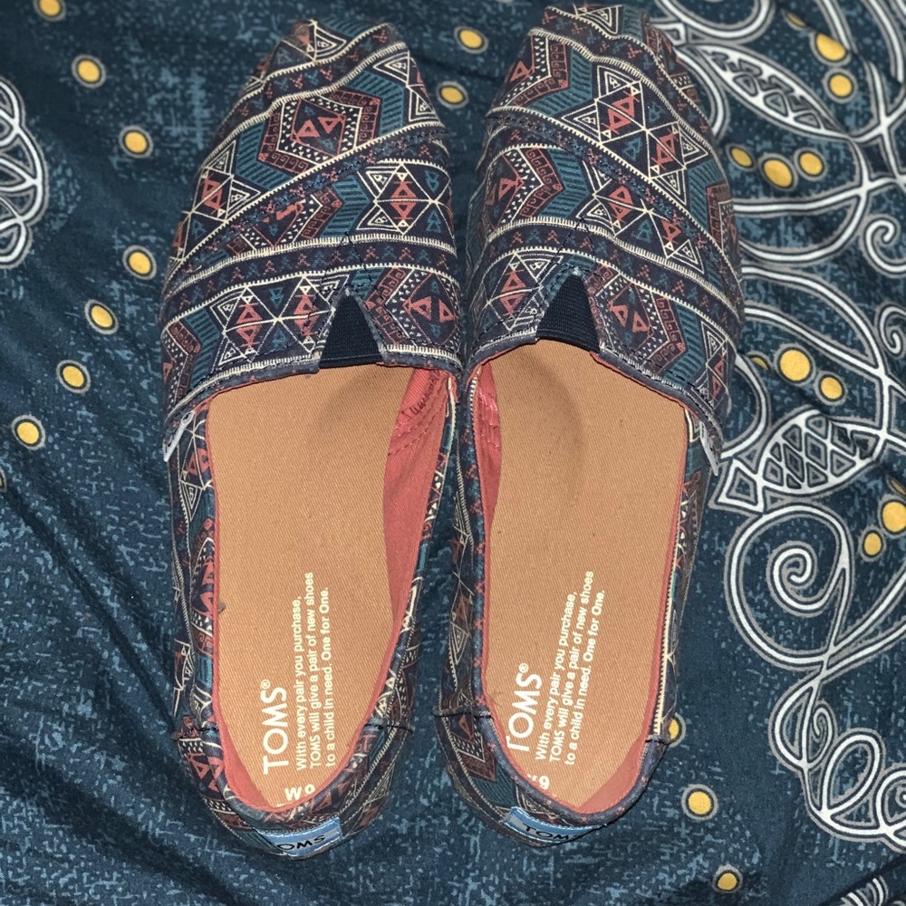 TOMS SIZE 9 WOMENS